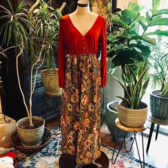 Authentic vintage 1970s maxi dress with rich floral tapestry-style skirt - Picture 2 of 8